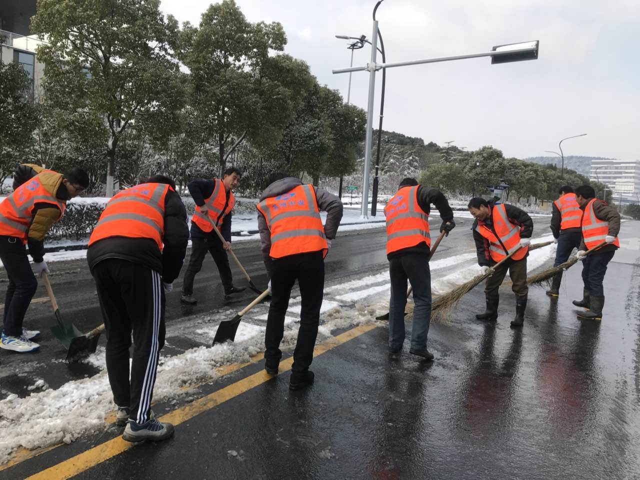 我公司项目部挥锹铲雪为群众出行“开道”