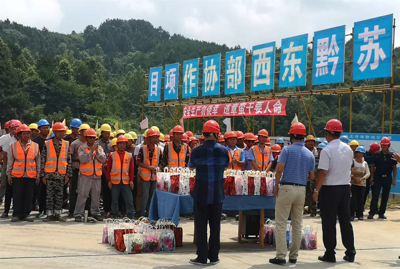 盛夏酷暑送清凉 高温慰问暖人心