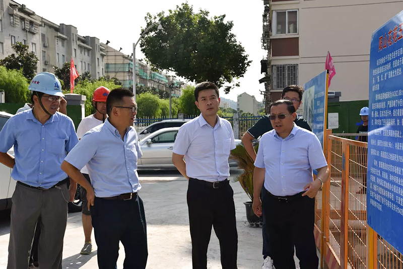 高新区住建局对农贸市场项目进行高温慰问