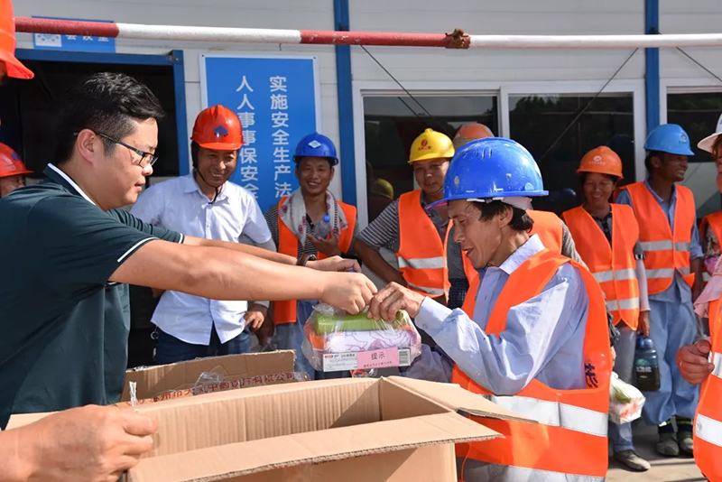 高新区住建局对农贸市场项目进行高温慰问