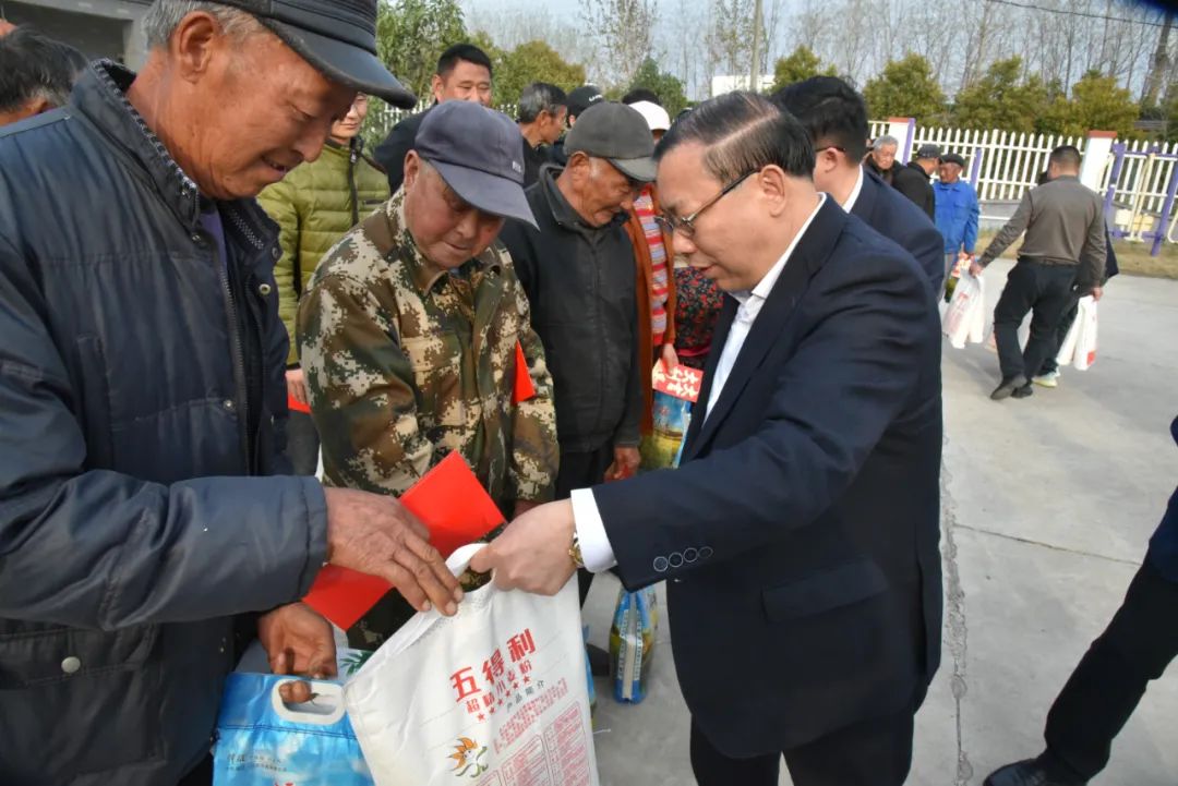 【真情慰问老党员 浓浓关心暖人心】集团公司董事长刘书华参加“有事好商量”暨慰问老党员、老员工活动