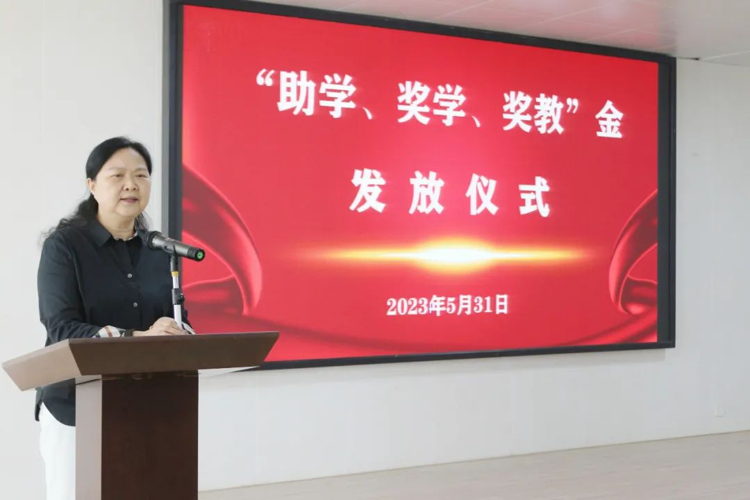 【情暖童心 关爱成长】集团公司在淮安洪泽顺利举行“威尼斯澳门人助学、奖学、奖教金”发放仪式