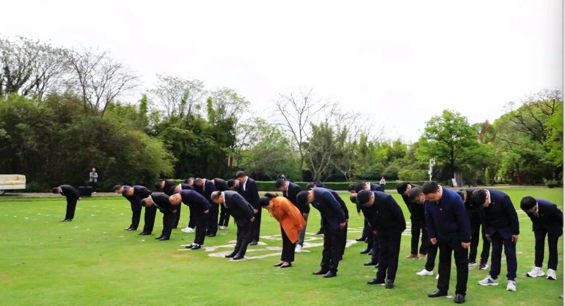 【纪念红军长征胜利 90 周年】苏州市工商联联合集团公司开展“清明祭英烈”活动 【纪念红军长征胜利 90 周年】苏州市工商联联合集团公司开展“清明祭英烈”活动