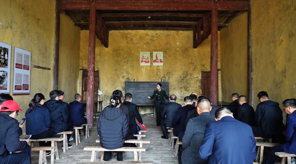 【纪念红军长征胜利 90 周年】苏州市工商联联合集团公司开展“清明祭英烈”活动 【纪念红军长征胜利 90 周年】苏州市工商联联合集团公司开展“清明祭英烈”活动