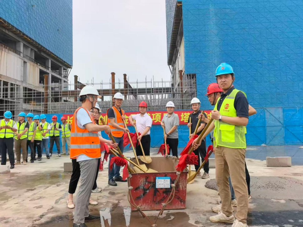【喜封金顶 盛夏暖心】苏州中设集团承建的太仓长三角创新金融港项目顺利封顶，夏日送清凉致敬一线建设者